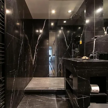De Luxe Avenue Montaigne Apartment