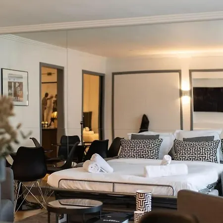 De Luxe Avenue Montaigne Apartman *
