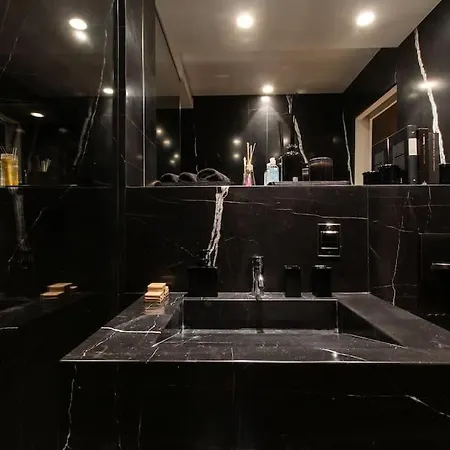 De Luxe Avenue Montaigne *