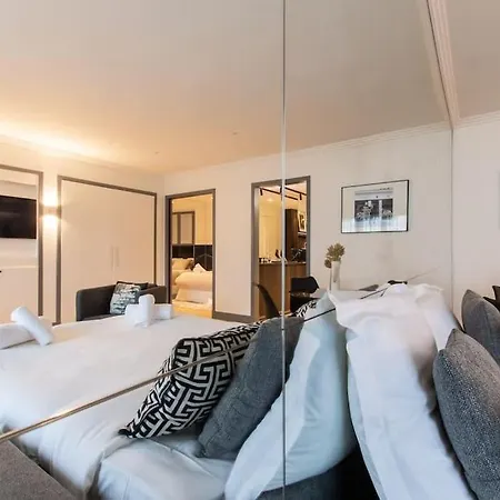 De Luxe Avenue Montaigne Paris