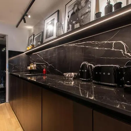 De Luxe Avenue Montaigne * Párizs