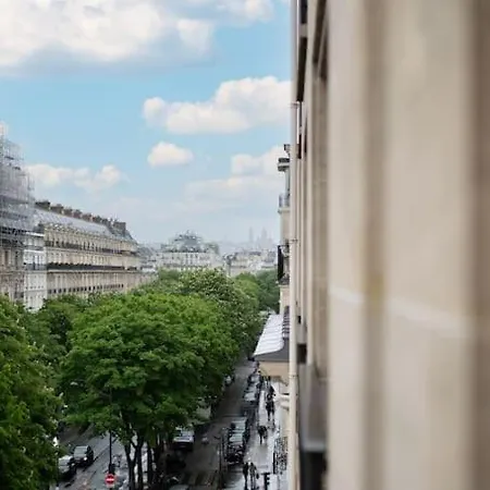 De Luxe Avenue Montaigne Apartment *