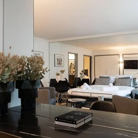 De Luxe Avenue Montaigne