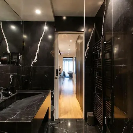 De Luxe Avenue Montaigne Daire Paris