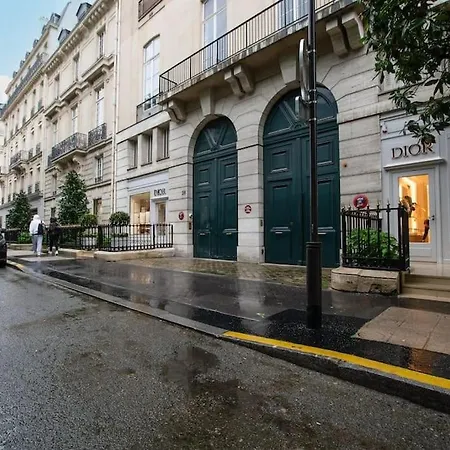 De Luxe Avenue Montaigne