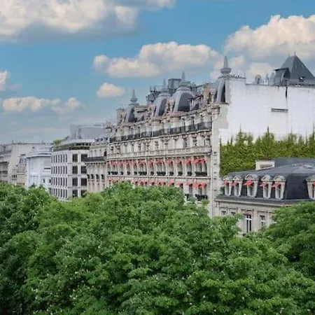 De Luxe Avenue Montaigne Daire